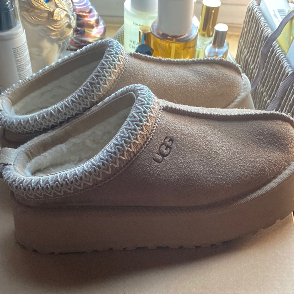 UGG tazz platforms, sand. Size 6